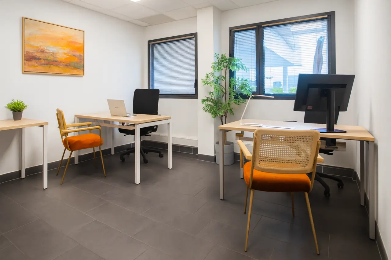 Bureau à Montpellier Garosud avec poste de travail, mobilier et cadre professionnel pour entreprise.