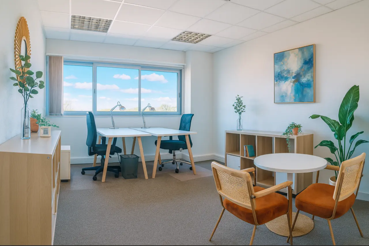 Bureau équipé moderne à Montpellier pour équipe, avec postes de travail, plantes, mobilier et environnement professionnel.