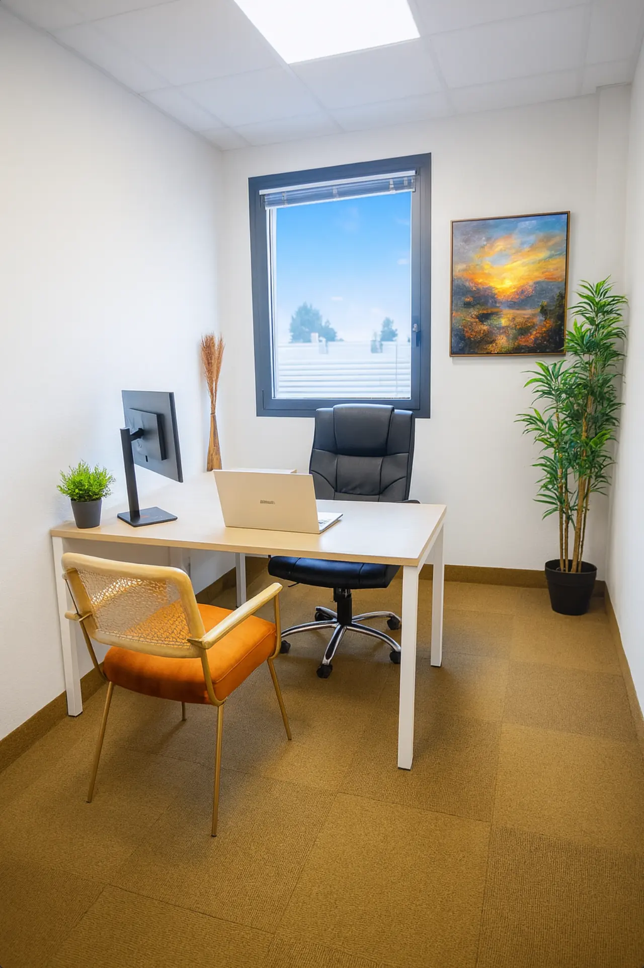 Bureau individuel lumineux dans l’extension Garosud, adapté à une activité tertiaire ou à un rendez-vous professionnel.