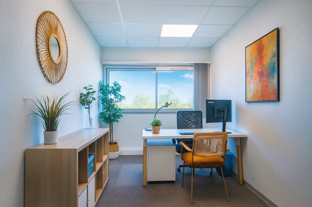 Bureau individuel à Montpellier Garosud pour travailler au calme, recevoir un rendez-vous ou organiser un entretien.